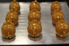 Cho bánh lên khay nướng, đem nướng bánh ở nhiệt độ 180°C trong 15 phút. Lấy bánh ra, cho bánh nghỉ 15 phút, thoa lớp lòng đỏ trứng, sữa đặc lên mặt bánh.