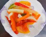 Sau đó cho bánh chưng chiên ra đĩa và 1 đĩa dưa món giòn giòn đậm đà thơm ngon.
