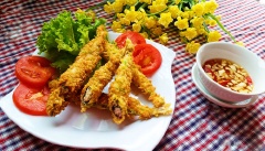 Cá trứng chiên xù đơn giản mà ngon. Chỉ cần chuyển bị đầy đủ các nguyên liệu thì chỉ trong vòng tích tắc, bạn có thể hoàn tất được món cá chiên béo thơm hấp dẫn cho bữa cơm cả nhà. Có thể chấm tương ớt hay tương cà hoặc nước mắm chua cay ngọt đều ngon.