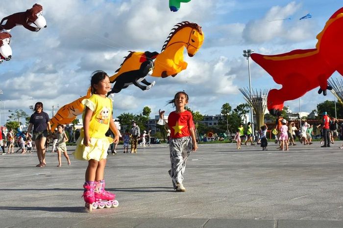 Tôm, cua khổng lồ 'bay' rợp quảng trường trung tâm Cà Mau - Báo Tiền Phong