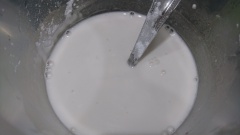 Lột vỏ 7 trái chuối rồi dùng nĩa dằm nhuyễn, ướp 50g đường khoảng 15 phút hoặc đến khi đường tan hết. Cho bột gạo, bột năng, 1 muỗng canh đường chung với nhau, cho 300 ml nước vô khuấy tan rồi đổ bột này vô chuối ướp đường khuấy cho hòa quyện.