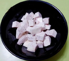 Khoai môn gọt vỏ, rửa sạch, cắt nhỏ vừa ăn, cho vào tô, bọc màng thực phẩm cho vào lò vi sóng quay 5 phút.