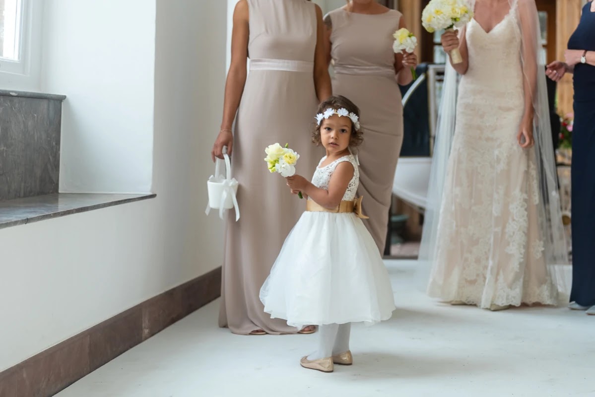 Blick auf Altar und Brautpaar