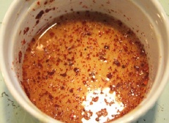 Rau răm lặt lấy phần lá, bỏ cọng, cắt nhỏ. Pha hai muỗng canh đường, hai muỗng canh nước lọc và hai muỗng canh nước mắm, hòa cho đường tan, thêm ớt bột và vắt vào vài giọt chanh.