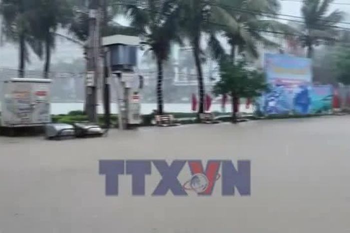 Quảng Ninh: Mưa to gây ngập sâu cục bộ, nước chảy cuồn cuộn trên nhiều đường phố - Báo VietnamPlus