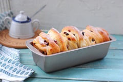 Bánh mì nam việt quất khá lạ miệng khi bánh xốp mềm kèm theo nhân bánh làm trái nam việt quất khô chua ngọt, sốt bơ béo ngậy, thơm lừng. Đừng chần chờ nữa mà hãy lưu công thức.