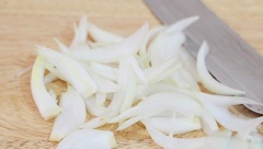 Đậu đũa rửa sạch, cắt khúc vừa ăn. Hành tây rửa sạch, cắt múi cau.