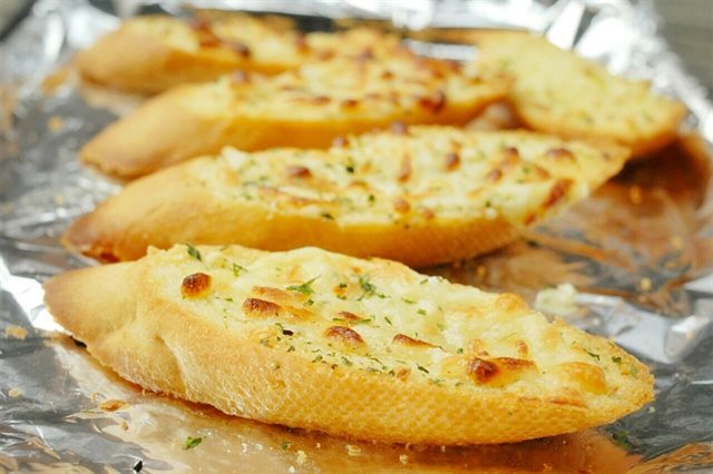 Bánh Mì Nướng Bơ Tỏi Nóng Giòn