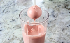 Còn bây giờ thì bắt tay làm sốt chocolate thôi. Cho chocolate (chocolate sữa, chocolate đen đều được) vào một cái chén rồi bỏ vào lò vi sóng quay cho chảy ra. Sau đó nhúng ngập những viên bánh với sốt chocolate, nhanh tay rắc kẹo cốm lên rồi mới để cho bánh ráo.