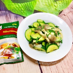 Cho bí ngòi xào nấm bào ngư ra dĩa ăn với cơm hay ăn vã (ăn không) đều ngon. Miếng bí giòn ngọt thấm thơm mùi nấm hương... ngon đậm đà.