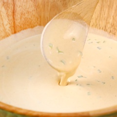 Phần bột: Cho 400gr bột gạo, 100gr bột đậu nành, 4 quả trứng đánh tan, 700ml nước cốt dừa, 20gr hành lá (cắt nhỏ) vào tô lớn rồi trộn đều.