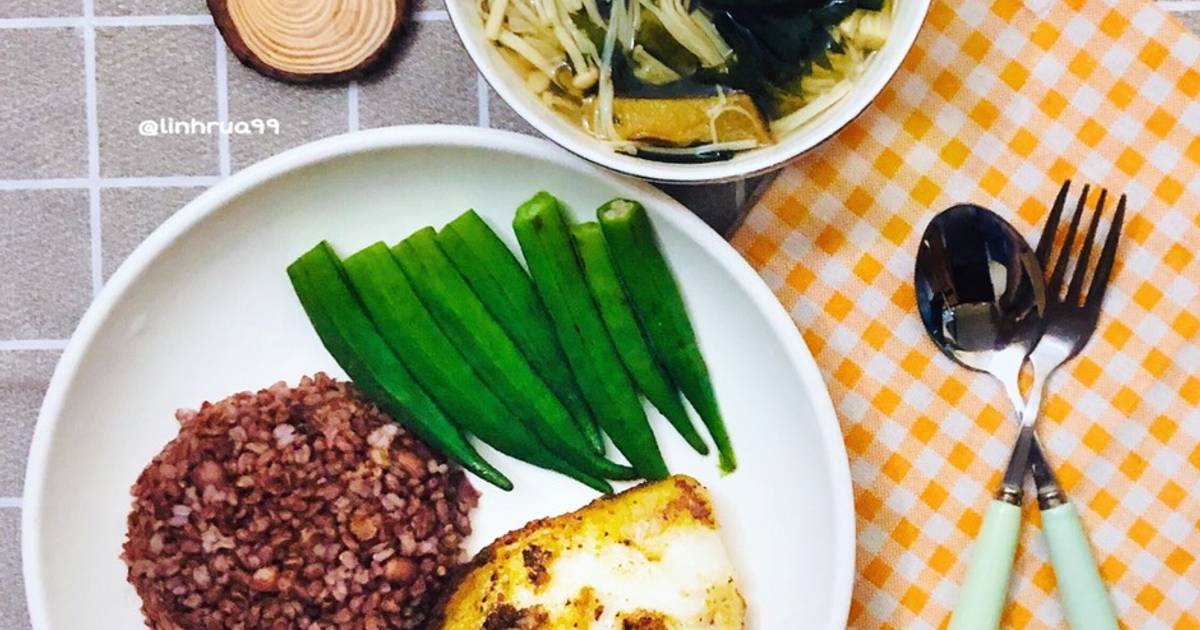Eatclean 
- Cơm gạo lứt cá basa áp chảo 
- Canh rong nấm đậu phụ non