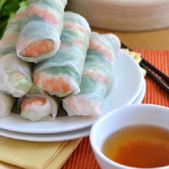 Pha nước chấm: Trong một nồi nhỏ đun 2 muỗng canh giấm, 2 muỗng canh nước mắm, 1 muỗng canh nước và 1 muỗng canh đường đến khi đường tan hoàn toàn, để nguội rồi thêm tỏi băm vào. Cùng chấm nem cuốn tôm ăn thôi nào.
