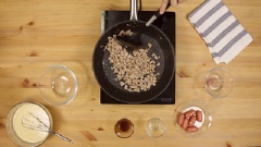 Thịt bò băm nhỏ, xào chín với 2 muỗng canh dầu ăn, tỏi băm trong chảo.