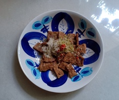 Sơ chế nguyên liệu làm salad bò ngũ sắc chay: Thái nhỏ bắp cải tím, bắp cải trắng, cà rốt. Nhặt sạch rau xà lách, rửa sạch. Ngâm thịt bò khô chay vào nước cho nở mềm, vớt ra xả ráo nước. Ướp thịt bò chay với 2 muỗng canh sả băm, 1 trái ớt băm, 2 muỗng canh dầu hào chay, 1 muỗng cà phê hạt nêm chay nấm hương, 1 muỗng cà phê đường, 1/3 muỗng cà phê muối, 1/3 muỗng cà phê tiêu, 1 muỗng canh dầu mè. Để yên 10 phút cho ngấm gia vị.