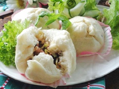 Nấu 1 nồi nước cùng 1 miếng chanh hay 1 muỗng canh giấm (Miếng chanh/hay dấm này có tác dụng giúp bánh bao hấp trắng hơn). Khi nước sôi thì cho xửng bánh vào hấp 10-12 phút là bánh chín. Tắt bếp, lấy bánh ra. Bánh bao nhân thịt gà với lớp vỏ bánh nở bung, mềm xốp bao lấy nhân thịt gà dai dai. Bạn có thể tận dụng lượng thịt gà không dùng hết ngày của bữa cơm hơm trước để làm nhân bánh sẽ tiết kiệm nhiều nhé!