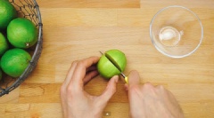 Chanh rửa sạch, vắt lấy nước.