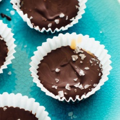 Bạn để chocolate vào tủ lạnh cho đông lại hoàn toàn là thưởng thức được rồi, rắc một ít muối lên cho đậm vị nữa nè. Vì đây là chocolate nên bạn phải bảo quản trong điều kiện mát mẻ, tránh nhiệt nhé.