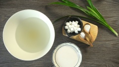 Sau khi ngâm, chia nước agar agar ra làm 3 phần, 1 phần 1/2, 2 phần còn lại mỗi phần 1/4. Tiếp theo bạn chuẩn bị sẵn nguyên liệu cho các phần rau câu. Rau câu dừa: 350ml nước cốt dừa, 1/2 nước rau câu giòn đã ngâm, 3gr rau câu dẻo Jelly, 200gr đường trắng, 1/2 muỗng cà phê muối và 4 nhánh lá dứa. Rau câu hoa đậu biếc: 2gr hoa đậu biếc (30 hoa khô), 100ml sữa tươi không đường, 75gr sữa đặc, 1/4 nước rau câu giòn, 1.5gr rau câu dẻo Jelly, 50gr đường trắng, 1/4 muỗng cà phê muối. Rau câu hạt é: 10gr hạt é, 175ml nước nóng, 1/4 nước rau câu giòn, 1.5gr rau câu dẻo Jelly, 100gr đường trắng, 1/4 muỗng cà phê muối.