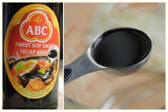 Xếp cà chua, nấm hương xung quanh đĩa. Có thể dùng thêm nhiều loại rau khác mà bạn thích như: nấm kim, bông cải, cà rốt…Rắc đều chút muối lên trên rồi tưới xì dầu.
