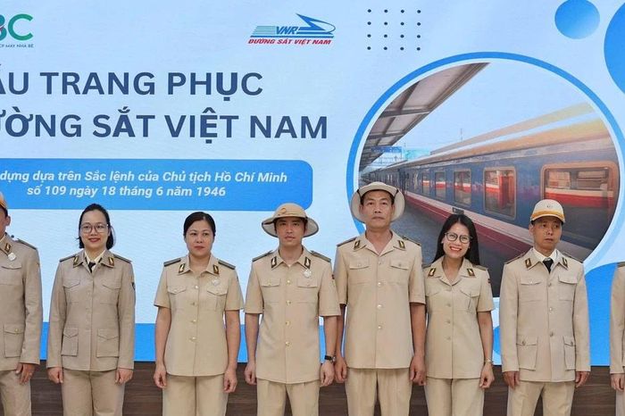 Điều đặc biệt về đồng phục của nhân viên hỏa xa năm 1946 - Báo Tiền Phong