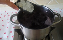 Cuối cùng cho đường phèn vào, khuấy đều cho đường tan, vừa ăn, tắt bếp.