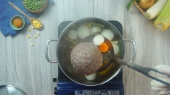 Cho củ cải trắng, cùi bắp và đầu hành vào nước luộc bò cho ngọt, nêm gia vị với 2 muỗng canh nước mắm, 1 muỗng canh hạt nêm, 1 muỗng canh đường. Cho bò viên vào luộc chín trong khoảng 10-15 phút.
