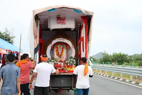 A rath carrying the Mother’s image passes by.