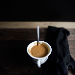 Món chè hạt óc chó caramel thơm lừng với vị bùi béo, ngọt ngon rất là hấp dẫn đấy. Không những vậy đây còn là món ăn rất tốt cho trẻ cũng như người lớn đấy.