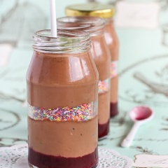 Chúng mình có thể trang trí món mousse này tùy theo sở thích riêng nhé! Các bạn có thể ăn mousse kèm với mứt việt quất và cốm đủ màu sắc. Trông thật hấp dẫn phải không các bạn?
