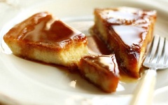 Bánh chín lấy ra rồi đổ nước sốt caramel lên trên mặt bánh, dùng chổi tán đều nước sốt khắp mặt bánh. Cắt nhỏ bánh và thưởng thức.