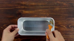 Sên bột bánh đúc lá dứa: Bắc nồi bột làm bánh đúc lên bếp, khuấy ở lửa vừa đến khi bột nóng lên, vừa bốc khói thì hạ lửa thật nhỏ. Khuấy đều tay liên tục đến khi thấy nặng tay, bột bánh đúc lá dứa trở nên quánh dẻo như hồ dán thì có thể nhắc xuống. Phết một lớp dầu mỏng lên khuôn, đổ bột vào và dàn phẳng mặt bột.
