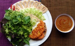 Thành phẩm bánh vàng giòn xốp, bánh khô ráo (không ngấm dầu), dù bánh nhìn dày và nhiều dầu. Có người thích ăn để nguyên bánh không gập lại khi ăn dùng kéo cắt. Đây là bánh đã gập lại (khi đổ cho nhân về một nữa bánh).