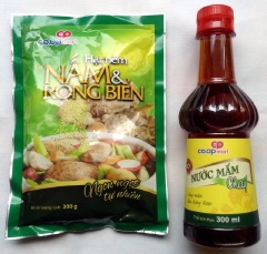 Chuẩn bị nguyên liệu. Rau húng lũi, hành boa rô, cần tàu, ớt, chanh sơ chế sạch, để ráo.