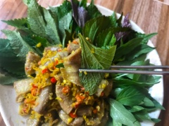 Lòng xào nghệ ăn với các loại rau như quế, tía tô, kinh giới. Vị mặn ngọt cộng với mùi nghệ và dai dai của lòng sẽ khiến bạn muốn ăn hoài không thôi.