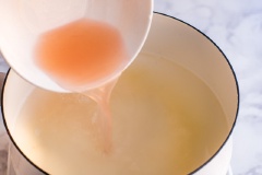 Cho gừng xay vào đảo đều. Sau đó cho nước cốt chanh và nước cốt bưởi đào vào. Cuối cùng cho hạt chia và đường vào khuấy đều. Bạn có thể tăng lượng đường nếu thích dùng ngọt.