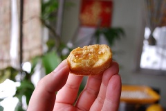 Đặt bánh lên khay, đem nướng ở 200 độ C trong 20 phút là có thể thưởng thức.