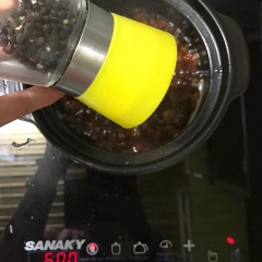 Cho ớt cắt lát và tiêu vào. Đun lửa nhỏ 5p. Cho thêm tiêu xay nếu ăn cay nhiều, mình thích cay nên cho tiêu hơi nhiều.
