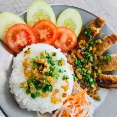Pha nước mắm: pha 2 muổng nước mắm 1 muổng đường quậy tan đường cho ớt băm và 30 m; nước ấm . Cho đồ chua ăn kèm cho ngon vậy là xong phần cơm tấm sườn chay thơm ngon.