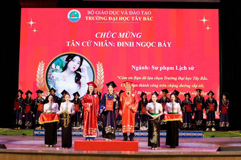 Lễ bế giảng và trao bằng tốt nghiệp đại học, cao đẳng hệ chính quy (đợt 2) năm 2025 tại Trường Đại học Tây Bắc