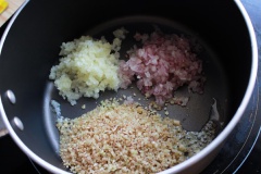 Pha sốt ướp: bắc chảo lên bếp, cho vào 2 muỗng canh dầu ăn rồi thêm 50gr tỏi băm, 50gr hành tím băm, 50gr sả băm, phi hỗn hợp cho vàng thơm.Tiếp theo cho vào 50ml nước lọc, đợi nước sôi lên thì thêm vào 2 muỗng canh bột cà ri, 3 muỗng canh nước mắm, 3 muỗng canh đường trắng, 1 muỗng canh bột nghệ, 1 muỗng canh ớt sa tế.