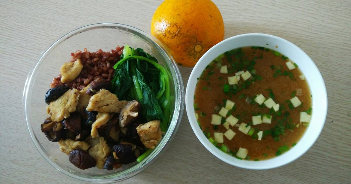 Bữa trưa eatclean: cơm gạo lứt, gà xào nấm hương, rau cải luộc