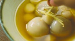 Cho chè ra chén, cho thêm ít gừng cắt sợi, thêm ít mè hoặc bạn cũng có thể thêm nước cốt dừa nữa. Chúc các bạn có thêm món ngon trong bếp của mình nhé.