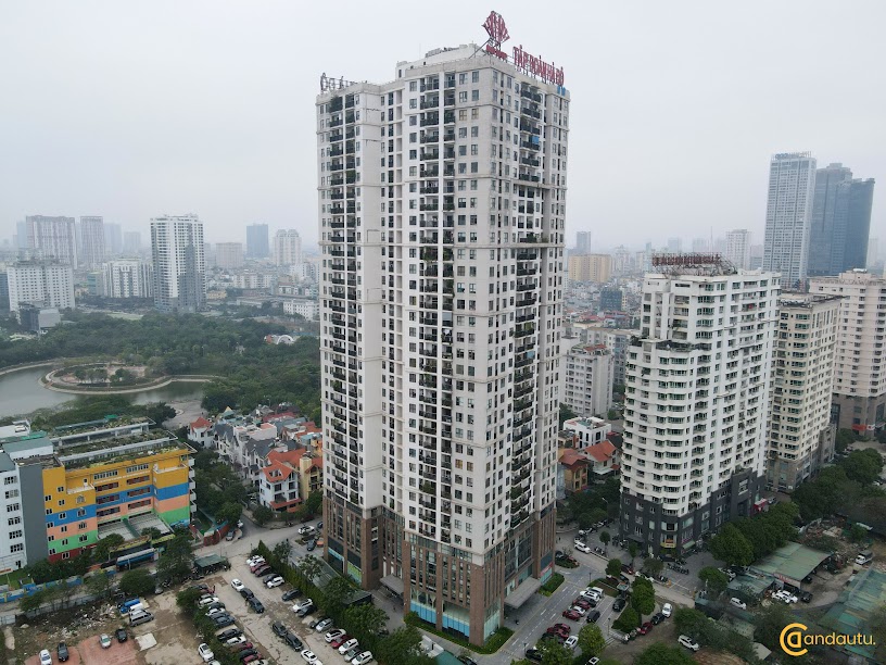 <p>Điểm nổi bật của những căn hộ tại Ha Do Park View l&agrave; đều c&oacute; ban c&ocirc;ng thiết kế ph&ugrave; hợp, c&aacute;c ph&ograve;ng đều được tối ưu diện t&iacute;ch v&agrave; c&ocirc;ng năng gi&uacute;p c&aacute;c căn hộ lu&ocirc;n c&oacute; kh&ocirc;ng kh&iacute; th&ocirc;ng tho&aacute;ng. Vật liệu ho&agrave;n thiện b&ecirc;n ngo&agrave;i của t&ograve;a nh&agrave; c&oacute; t&iacute;nh năng c&aacute;ch nhiệt ph&ugrave; hợp với kh&iacute; hậu H&agrave; Nội tạo cho c&aacute;c căn hộ lu&ocirc;n ấm &aacute;p về m&ugrave;a đ&ocirc;ng v&agrave; m&aacute;t mẻ v&agrave;o m&ugrave;a h&egrave;.</p>