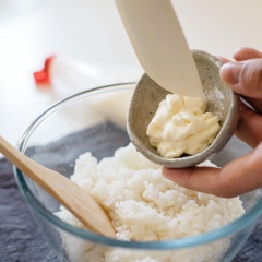 Cơm nguội cho vào tô trộn cùng sốt mayonnaise. Đun nóng dầu trong chảo, cho cơm vào chiên đến khi hạt cơm săn lại thì đẩy cơm sang một góc chảo. Trứng đánh tan ngoài chén rồi cho vào chảo, khi trứng vừa chín thì cho thịt xông khói xắt nhỏ vào đảo đều tất cả lên. Nêm muối, tiêu và hành là rồi đảo thêm vài lần nữa là có tắt bếp rổi đó. Bạn có thể nêm nếm lại cho vừa khẩu vị nha.