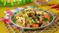 Gỏi gân bò ngâm nước mắm là một trong những món gỏi ngon nhờ có gân bò giòn giòn kết hợp nhiều loại rau củ, kích thích khẩu vị với hương vị chua ngọt sẽ giúp cả nhà không phải ngán ngẩm với các món Tết quen thuộc.