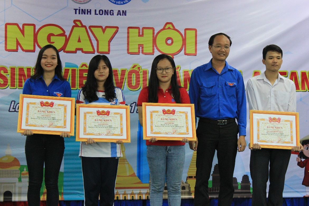 Đội 02 đạt “Giải nhì” và Đội 01 đạt “Giải ba” phần thi nét đẹp văn hóa ASEAN