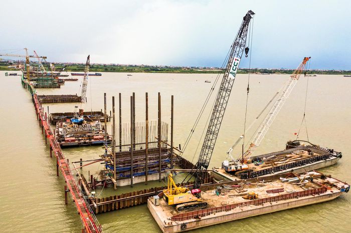 Loạt trụ cầu Hồng Hà vươn cao trên sông Hồng sau hơn nửa năm thi công - Báo VTC News