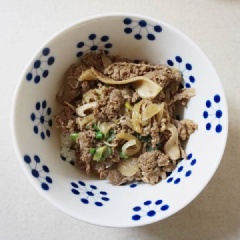 Cho thịt bò xào Bulgogi Hàn Quốc ra tô dùng với cơm nóng. Có thể ăn kèm cùng kimchi rất tuyệt. Món xào có thịt chín mềm thơm, cũng các loại nấm, hành tây, ... Nếu muốn món xào nhiều nước để chan cơm thì bạn có thể thêm nước và nêm nếm vừa khẩu vị nhé!