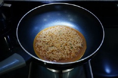 Làm nóng 2 muỗng canh dầu ăn, cho trứng gà vào, chiên chín 1 mặt. Cho mì tôm, hành lá lên trên, lật ngược mặt kia lại, chiên chín.